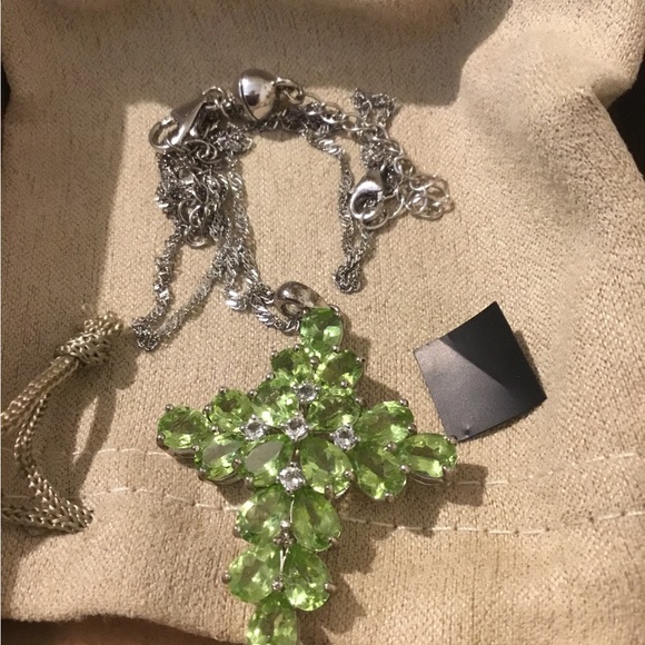 New 13.14 TCW Manchurian Peridot & 0.40TW White Topaz Rhodium/925 Cross Necklace - Picture 6 of 16